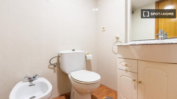 Habitación en piso compartido de 7 habitaciones en alquiler en Alicante