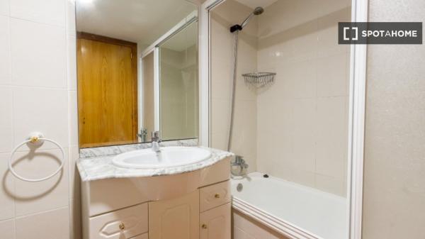 Habitación en piso compartido de 7 habitaciones en alquiler en Alicante