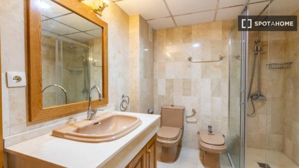 Pokój w mieszkaniu dzielonym z 7 sypialniami do wynajęcia w Alicante