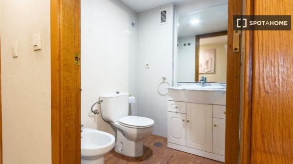 Habitación en piso compartido de 7 habitaciones en alquiler en Alicante