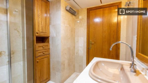 Pokój w mieszkaniu dzielonym z 7 sypialniami do wynajęcia w Alicante