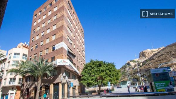 Pokój w mieszkaniu dzielonym z 7 sypialniami do wynajęcia w Alicante