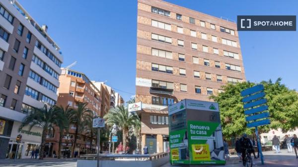 Pokój w mieszkaniu dzielonym z 7 sypialniami do wynajęcia w Alicante