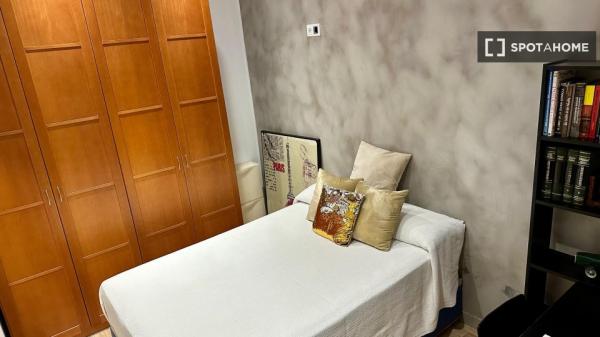 Habitación en piso compartido de 3 habitaciones en alquiler en Sabadell