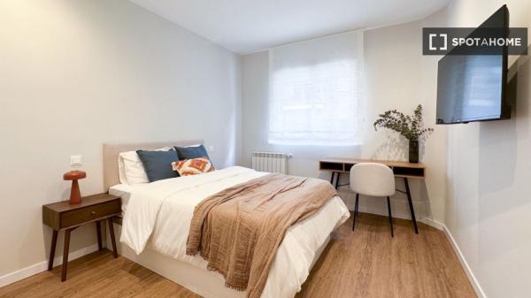 Habitación en piso de 5 habitaciones en Almendrales, Madrid