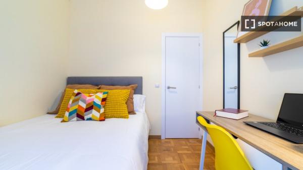 Zimmer in einer 7-Zimmer-WG in Cortes, Madrid.