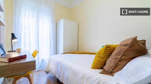 Zimmer in einer 7-Zimmer-WG in Cortes, Madrid.