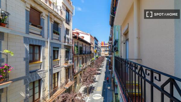 Zimmer in einer 7-Zimmer-WG in Cortes, Madrid.