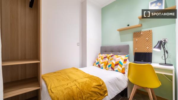 Zimmer in einer 7-Zimmer-WG in Cortes, Madrid.