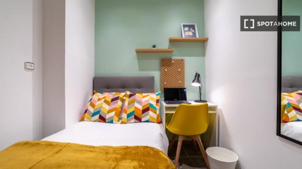 Zimmer in einer 7-Zimmer-WG in Cortes, Madrid.