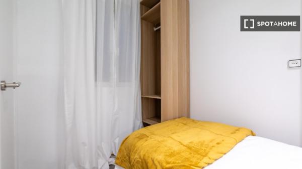 Zimmer in einer 7-Zimmer-WG in Cortes, Madrid.