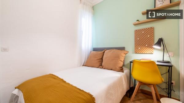 Zimmer in einer 7-Zimmer-WG in Cortes, Madrid.