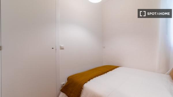 Zimmer in einer 7-Zimmer-WG in Cortes, Madrid.