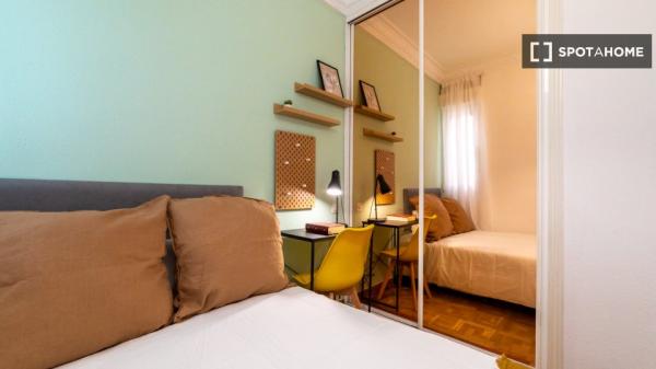 Zimmer in einer 7-Zimmer-WG in Cortes, Madrid.