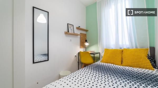 Zimmer in einer 7-Zimmer-WG in Cortes, Madrid.