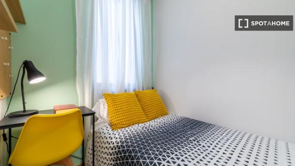 Zimmer in einer 7-Zimmer-WG in Cortes, Madrid.