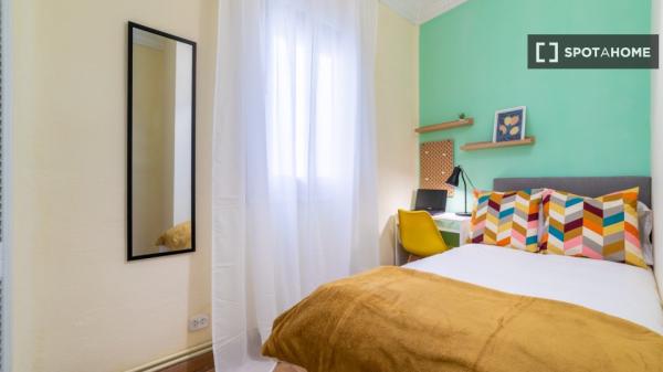 Zimmer in einer 7-Zimmer-WG in Cortes, Madrid.