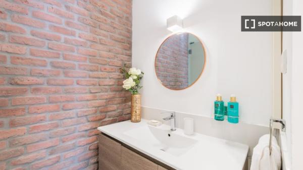 2-bedroom apartment for rent in Justicia, Madrid.