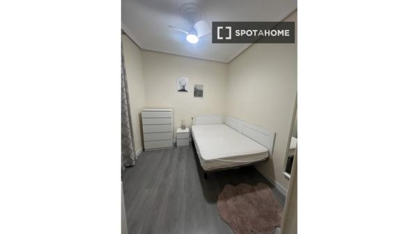 Pokój we wspólnym mieszkaniu w Madrycie