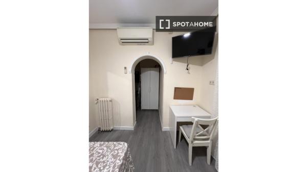 Pokój we wspólnym mieszkaniu w Madrycie