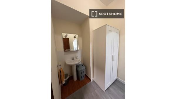 Pokój we wspólnym mieszkaniu w Madrycie