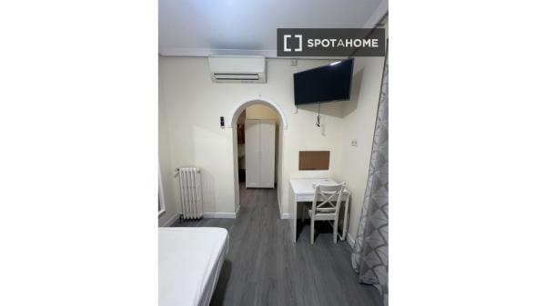 Pokój we wspólnym mieszkaniu w Madrycie