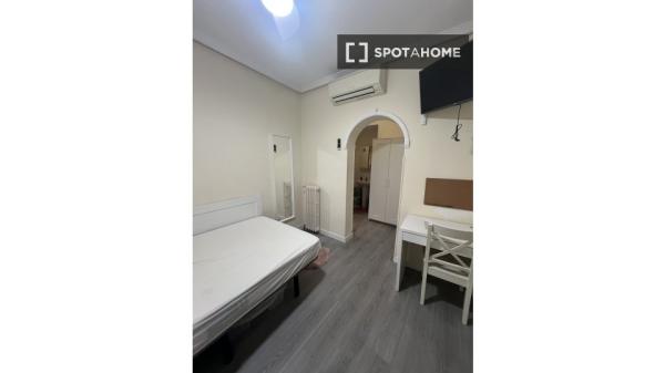 Pokój we wspólnym mieszkaniu w Madrycie