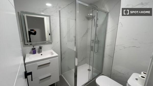 Chambre dans un appartement partagé de 5 chambres à Campo Verde, Grenade