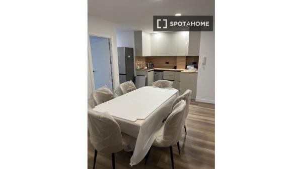 Room in shared 5-bedroom apartment in Campo Verde, Granada