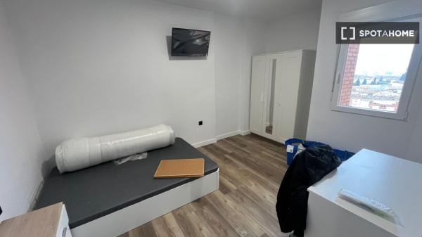 Chambre dans un appartement partagé de 5 chambres à Campo Verde, Grenade