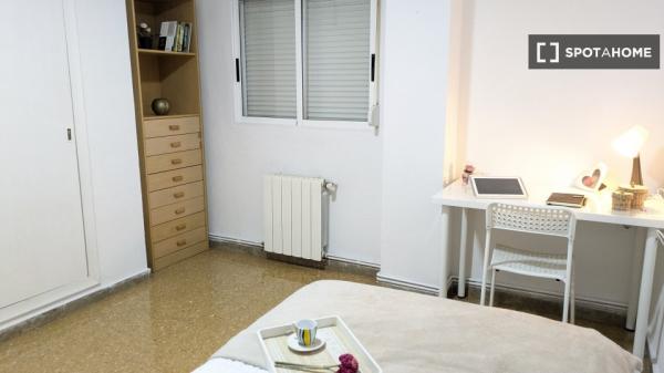 Se alquila habitación en piso compartido de 5 habitaciones en Morvedre.