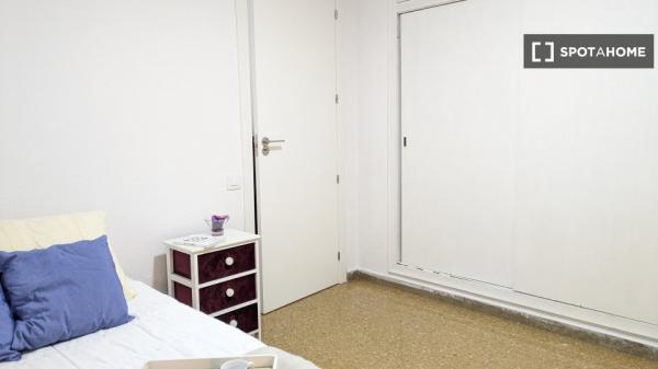 Se alquila habitación en piso compartido de 5 habitaciones en Morvedre.