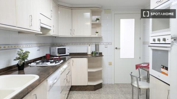 Se alquila habitación en piso compartido de 5 habitaciones en Morvedre.