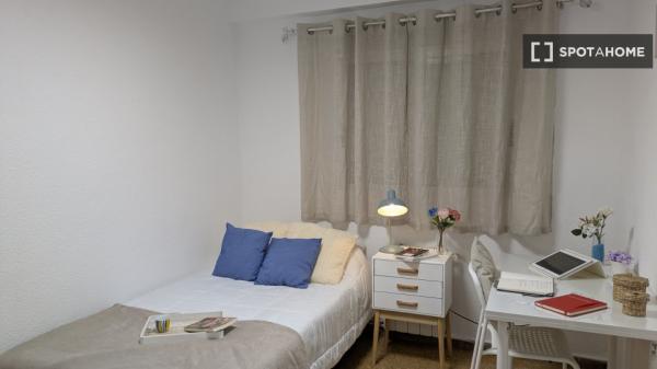 Se alquila habitación en piso compartido de 5 habitaciones en Morvedre.