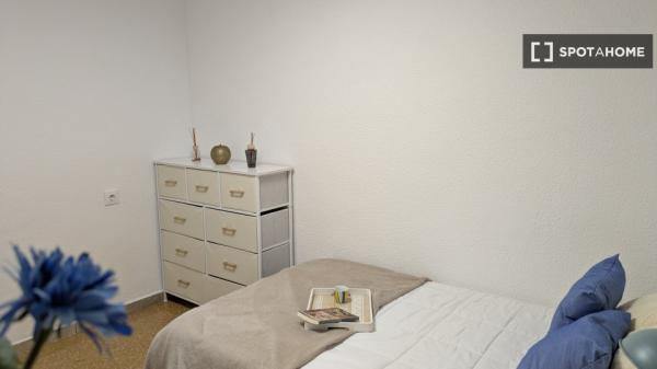 Pokój w mieszkaniu dzielonym z pięcioma sypialniami do wynajęcia w Morvedre.