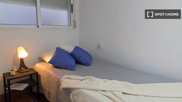 Se alquila habitación en piso compartido de 5 habitaciones en Morvedre.