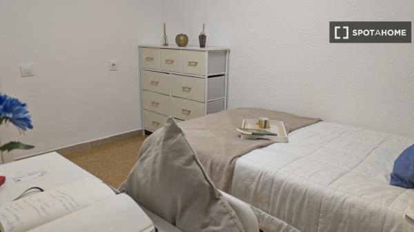 Pokój w mieszkaniu dzielonym z pięcioma sypialniami do wynajęcia w Morvedre.