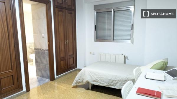 Se alquila habitación en piso compartido de 5 habitaciones en Morvedre.