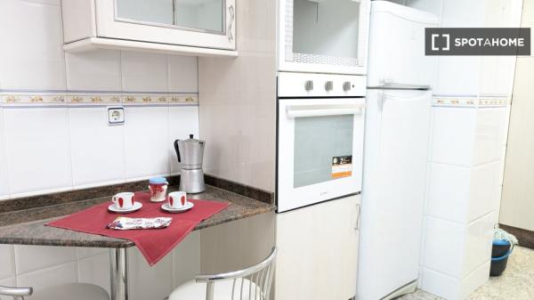 Se alquila habitación en piso compartido de 5 habitaciones en Morvedre.