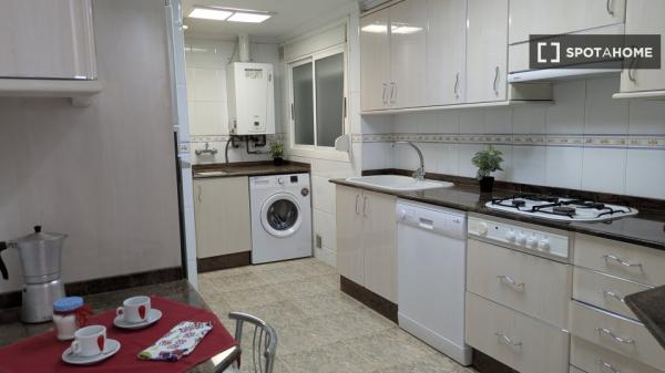 Se alquila habitación en piso compartido de 5 habitaciones en Morvedre.