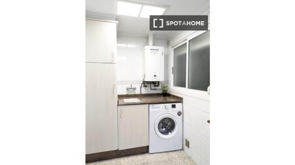 Se alquila habitación en piso compartido de 5 habitaciones en Morvedre.