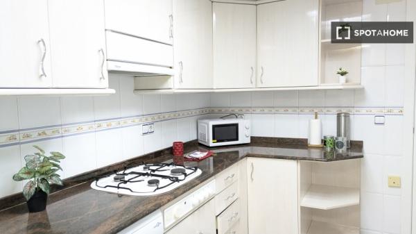 Se alquila habitación en piso compartido de 5 habitaciones en Morvedre.