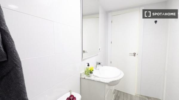 Se alquila habitación en piso compartido de 5 habitaciones en Morvedre.