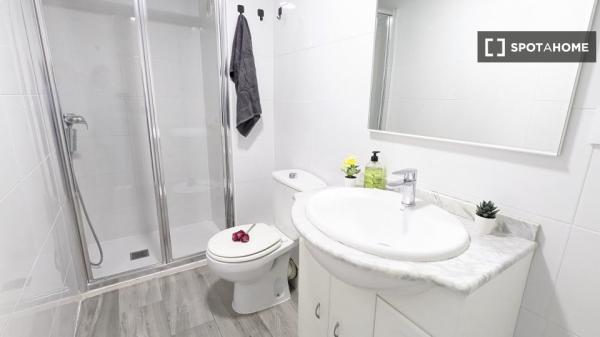 Se alquila habitación en piso compartido de 5 habitaciones en Morvedre.