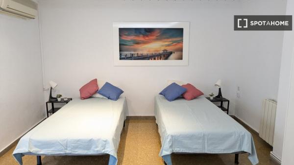 Se alquila habitación en piso compartido de 5 habitaciones en Morvedre.