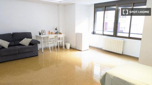 Se alquila habitación en piso compartido de 5 habitaciones en Morvedre.