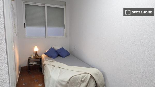 Pokój w mieszkaniu dzielonym z pięcioma sypialniami do wynajęcia w Morvedre.