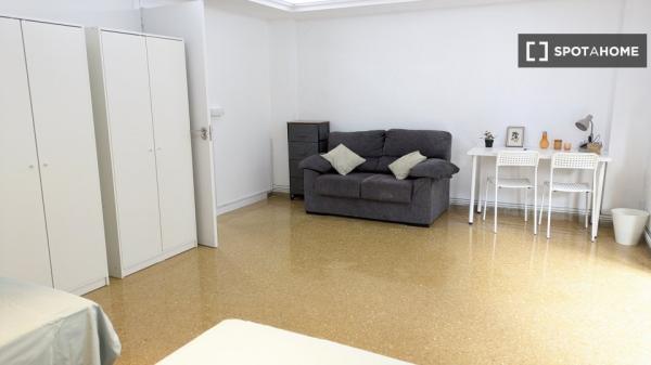 Se alquila habitación en piso compartido de 5 habitaciones en Morvedre.