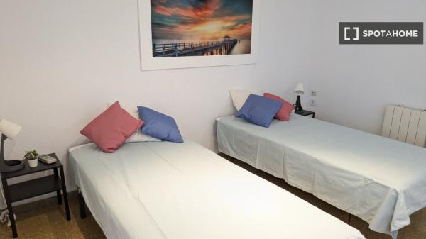 Se alquila habitación en piso compartido de 5 habitaciones en Morvedre.