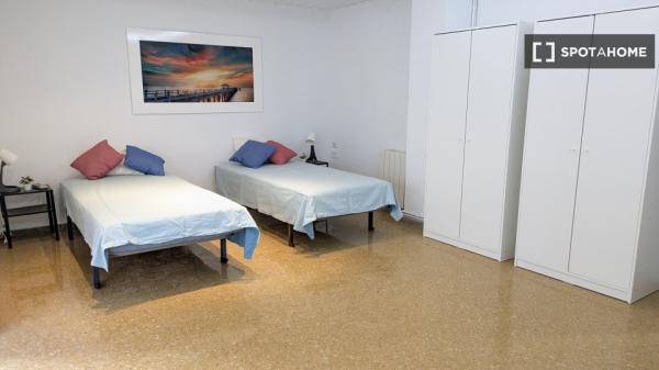 Pokój w mieszkaniu dzielonym z pięcioma sypialniami do wynajęcia w Morvedre.